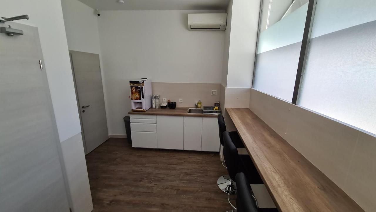 Cabin Hostel Любляна Екстериор снимка